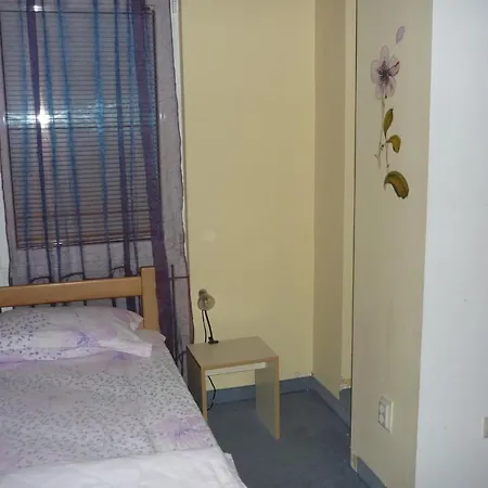 Hostal Parliament *